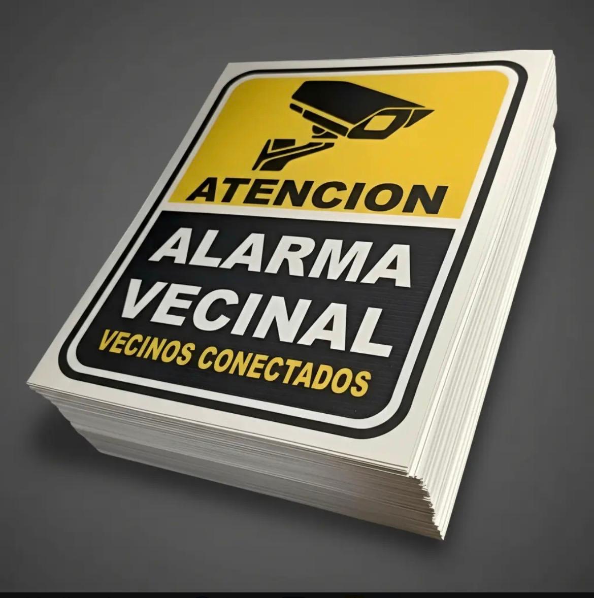 Pila de carteles rígidos de alarma vecinal impresos en amarillo y negro