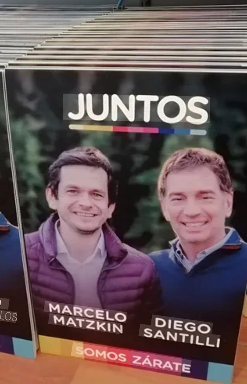 Pancartas impresas con imágenes de Diego Santilli y Marcelo Matzkin y la leyenda Somos Zárate