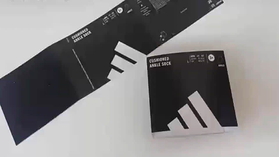 Planchas con el arte de las medias Adidas preparadas para iniciar la impresión