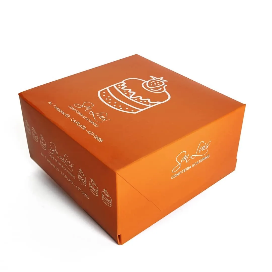 Caja naranja con logo para pastelería