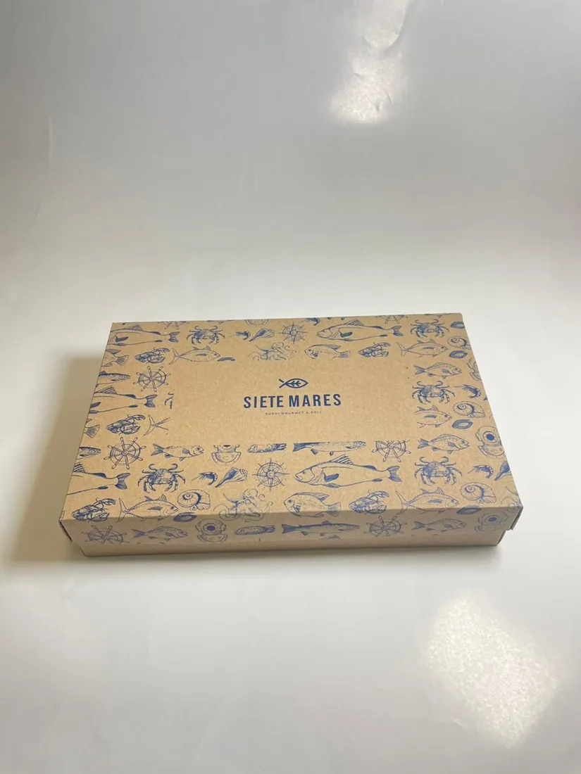 Caja kraft con ilustraciones marinas impresas