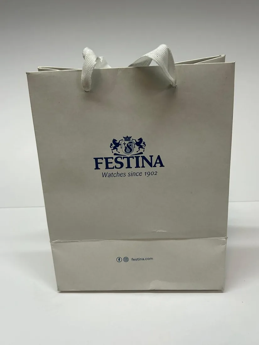 Bolsa de papel blanca con logo azul
